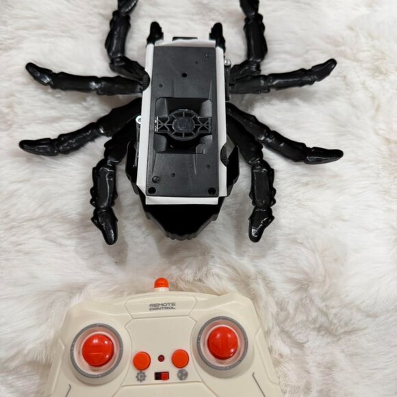 Wall Climbing Remote Control Spider - Picture 11 of 12
